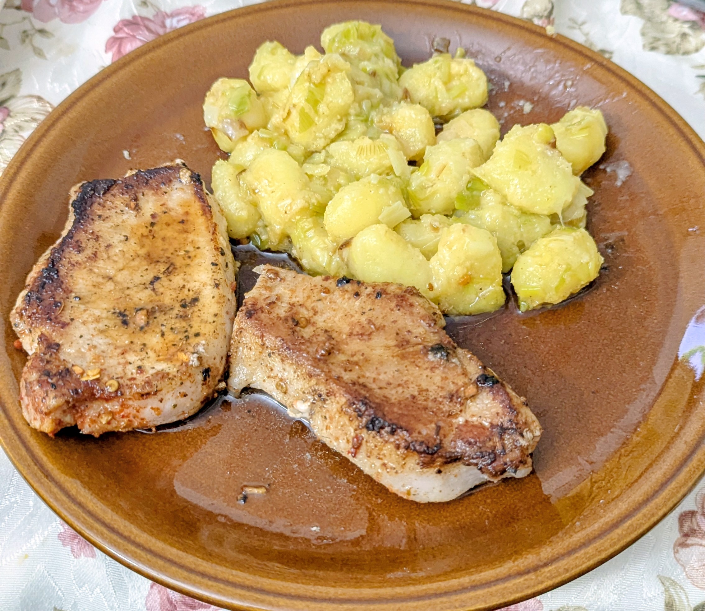Pork Chops with gnocchi in leak-butter sauce